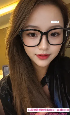 豪乳反差眼睛妹 图片 1